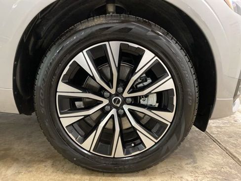 Used 2025 Volvo XC60 B5 Core image 32