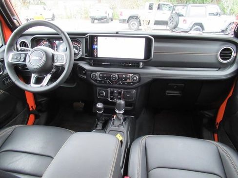 Used 2025 Jeep Wrangler Sahara image 14