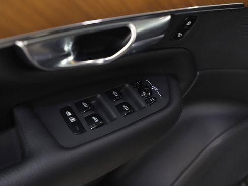 Used 2022 Volvo XC90 T6 Momentum w/ Advanced Package image 22