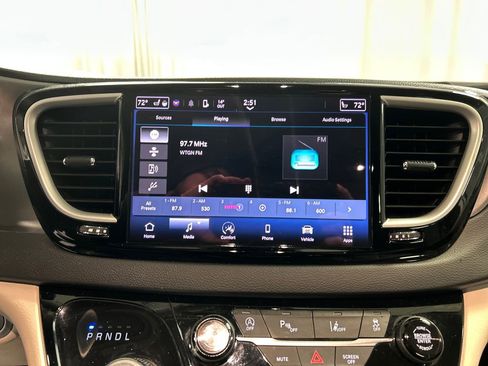 Used 2024 Chrysler Pacifica Touring-L image 17