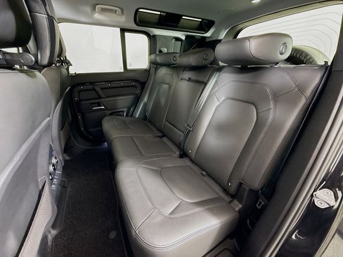 Used 2025 Land Rover Defender 110 X-Dynamic SE image 22