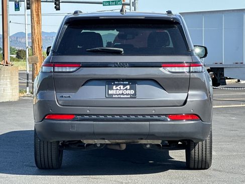 Used 2024 Jeep Grand Cherokee Altitude AWD/4WD image 5