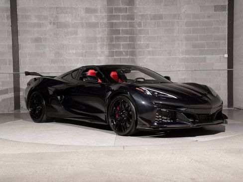 Used 2024 Chevrolet Corvette Z06 w/ Z07 Performance Package RWD image 1