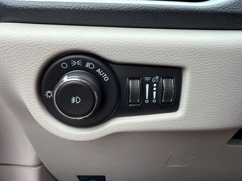 Used 2024 Chrysler Pacifica Limited FWD image 20