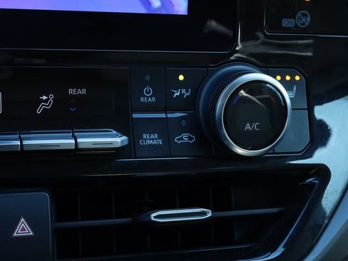 Used 2023 Toyota Highlander XLE image 26