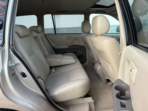 Used 2005 Toyota Highlander 4WD V6 w/ 3rd Row image 23