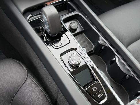 Certified 2025 Volvo V60 B5 Cross Country Plus image 30