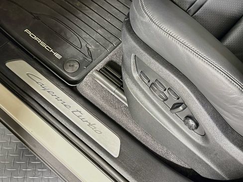Certified 2025 Porsche Cayenne Turbo AWD/4WD image 23