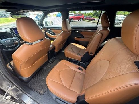 Used 2023 Toyota Highlander Platinum AWD/4WD image 17