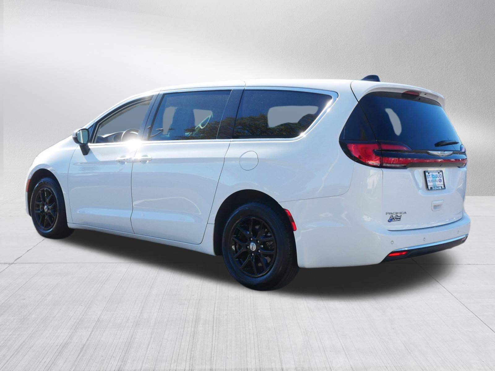 Used 2023 Chrysler Pacifica Touring-L FWD image 5