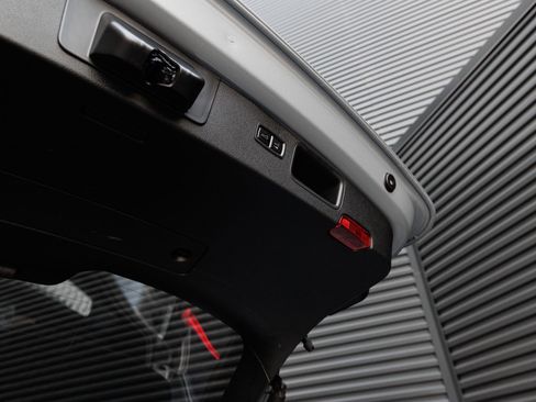 Certified 2025 Porsche Macan AWD/4WD image 29