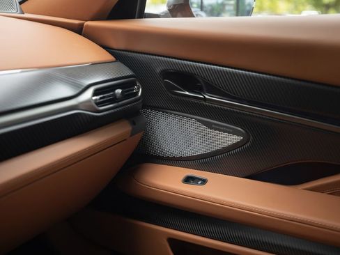 Used 2025 Aston Martin Vanquish image 35