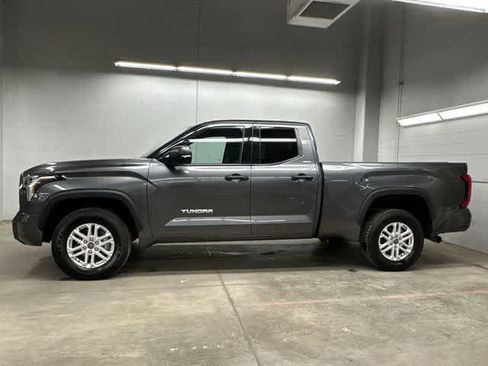 Used 2022 Toyota Tundra SR5 w/ SR5 Convenience Package AWD/4WD image 2