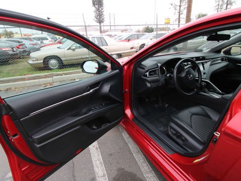 Used 2020 Toyota Camry SE image 35