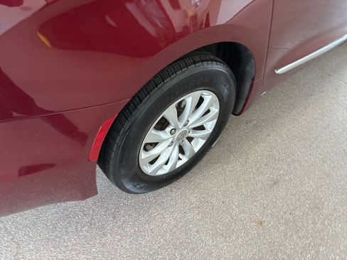Used 2018 Chrysler Pacifica Touring-L Plus FWD image 34