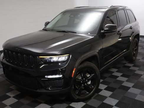 Used 2023 Jeep Grand Cherokee Limited w/ Black Appearance Package AWD/4WD image 2
