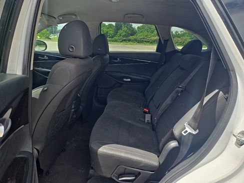 Used 2019 Kia Sorento FWD image 17