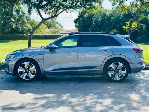 Used 2022 Audi e-tron Premium Plus w/ Premium Plus Package image 4