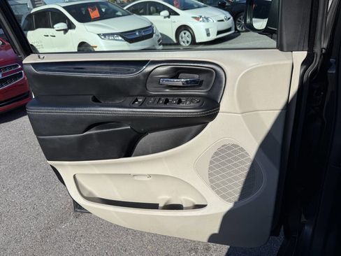 Used 2019 Dodge Grand Caravan SXT image 11