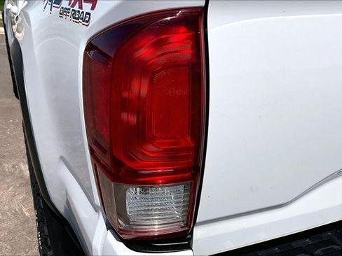 Used 2016 Toyota Tacoma TRD Off-Road w/ Premium & Technology Package AWD/4WD image 24