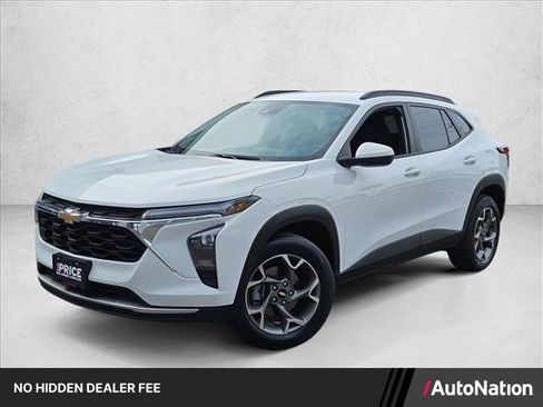 Used 2025 Chevrolet Trax LT FWD image 1