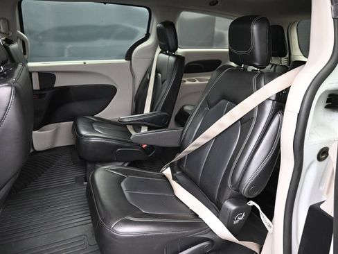Used 2023 Chrysler Pacifica Touring-L FWD image 21