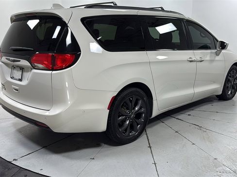 Used 2020 Chrysler Pacifica Touring-L image 5