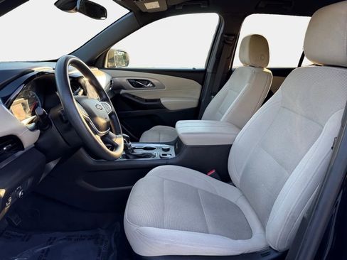 Used 2022 Chevrolet Traverse LS FWD image 9