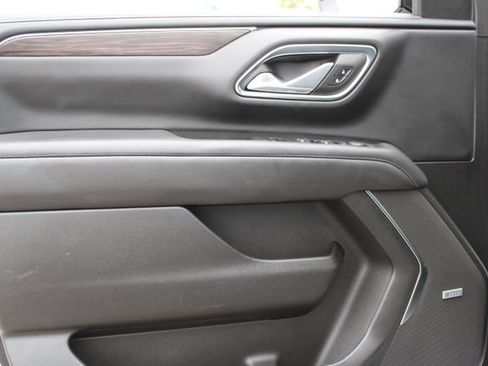 Used 2024 Chevrolet Suburban LT RWD image 9