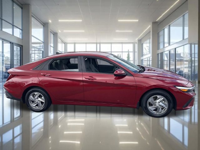 Certified 2024 Hyundai Elantra SE FWD image 3
