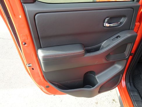 Used 2025 Nissan Frontier PRO-4X image 17