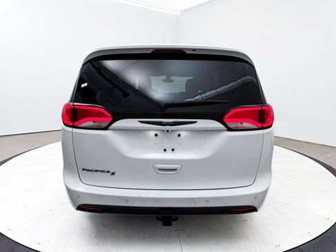 Used 2018 Chrysler Pacifica Touring Plus w/ S Appearance Package FWD image 17