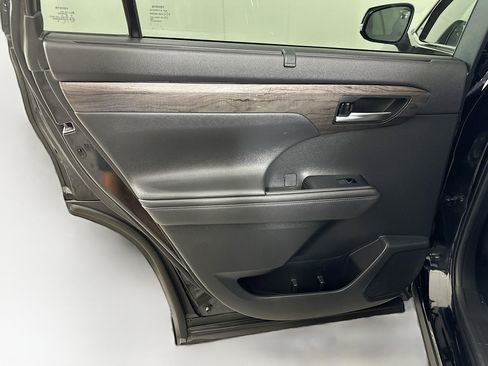 Used 2020 Toyota Highlander Limited image 27