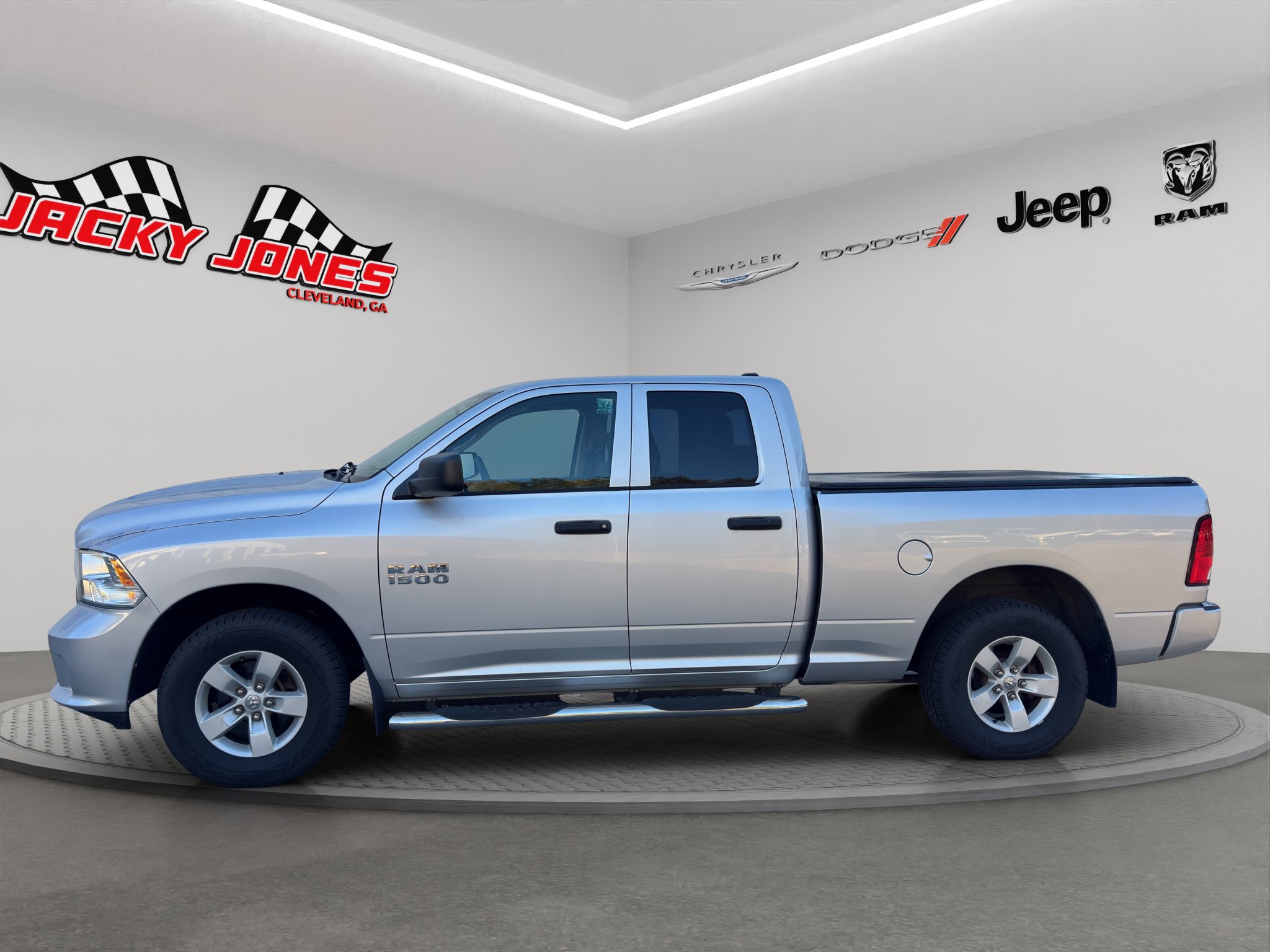 Used 2017 RAM 1500 Express AWD/4WD image 2