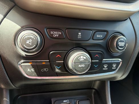 Used 2018 Jeep Cherokee Limited w/ Trailer Tow Group AWD/4WD image 19