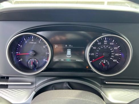 Used 2023 Kia Carnival LX FWD image 13