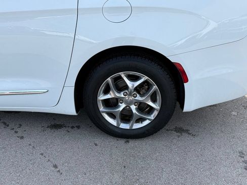 Used 2018 Chrysler Pacifica Limited FWD image 24