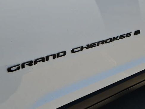 Used 2023 Jeep Grand Cherokee Limited w/ Black Appearance Package AWD/4WD image 11