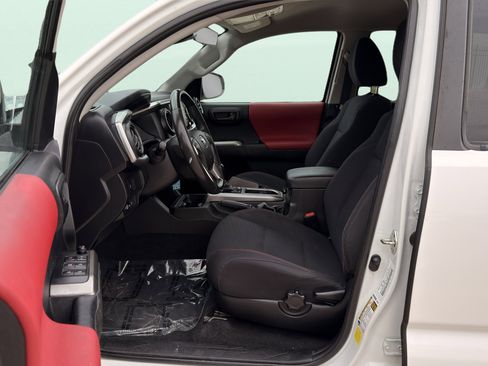 Used 2022 Toyota Tacoma SR5 RWD image 14