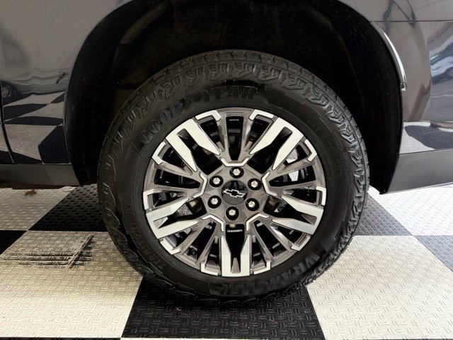 Used 2025 Chevrolet Suburban Z71 AWD/4WD image 13