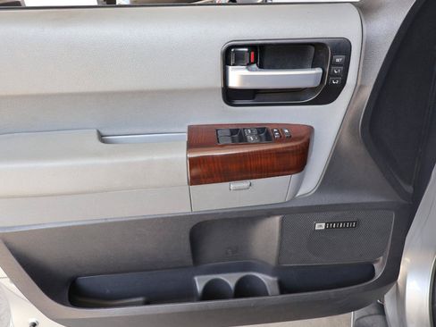 Used 2016 Toyota Sequoia Platinum RWD image 37