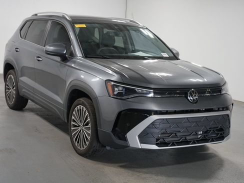 Used 2025 Volkswagen Taos SE FWD image 3