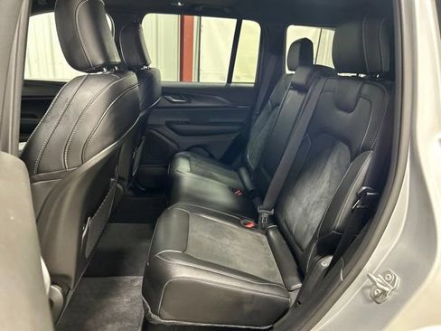 Used 2025 Jeep Grand Cherokee Altitude AWD/4WD image 16