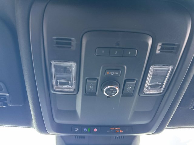 Used 2022 Cadillac Escalade ESV Luxury w/ LPO, Illumination Package AWD/4WD image 24