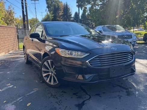 Used 2019 Ford Fusion SE image 2