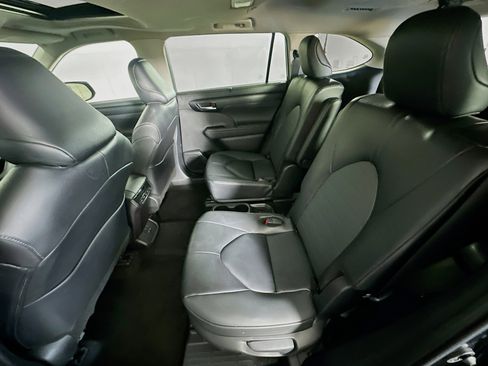 Used 2025 Toyota Highlander XLE image 29