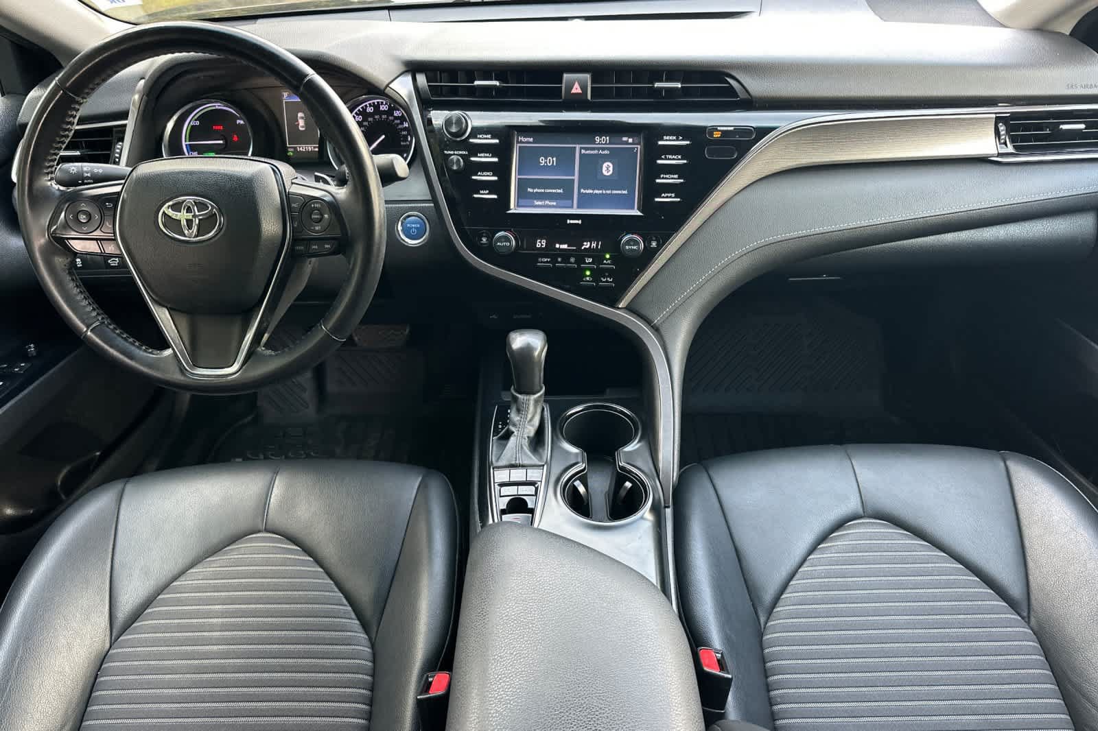 Used 2020 Toyota Camry SE FWD image 3
