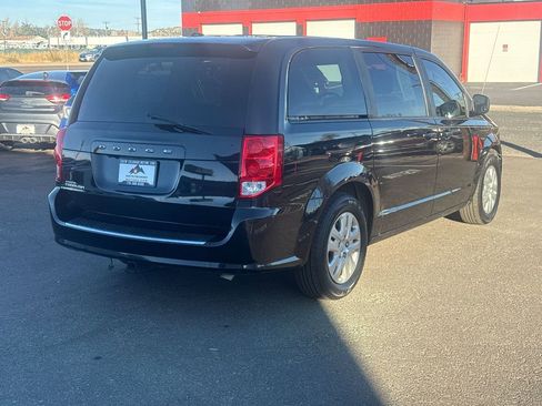 Used 2018 Dodge Grand Caravan SE w/ UConnect Hands-Free Group image 6
