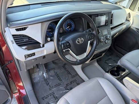Used 2018 Toyota Sienna XLE image 13