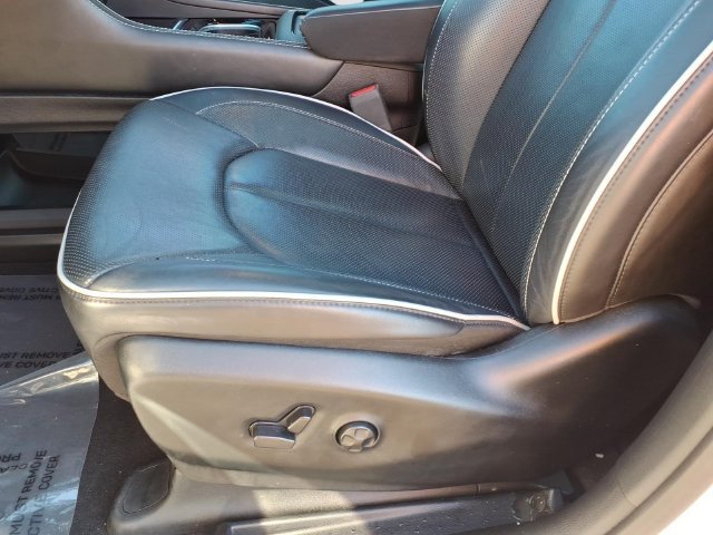 Used 2024 Chrysler Pacifica Limited w/ Uconnect Theater Family Group FWD image 6